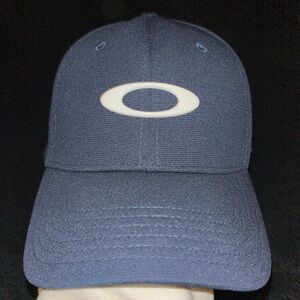 -Oakley Navy Blue Cap
-Size Large/XL